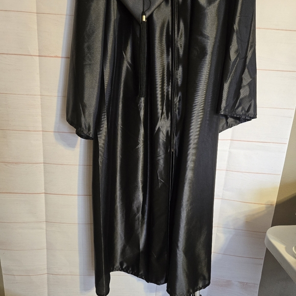 Unisex black graduation cap and gown - Picture 3 of 7